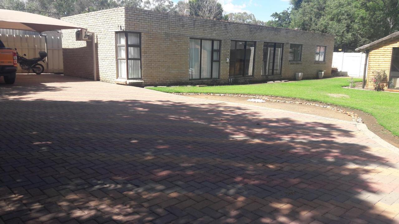 New Lodge Bloemfontein Bagian luar foto